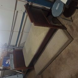 Cama de madeira maciça com colchão e cama auxiliar